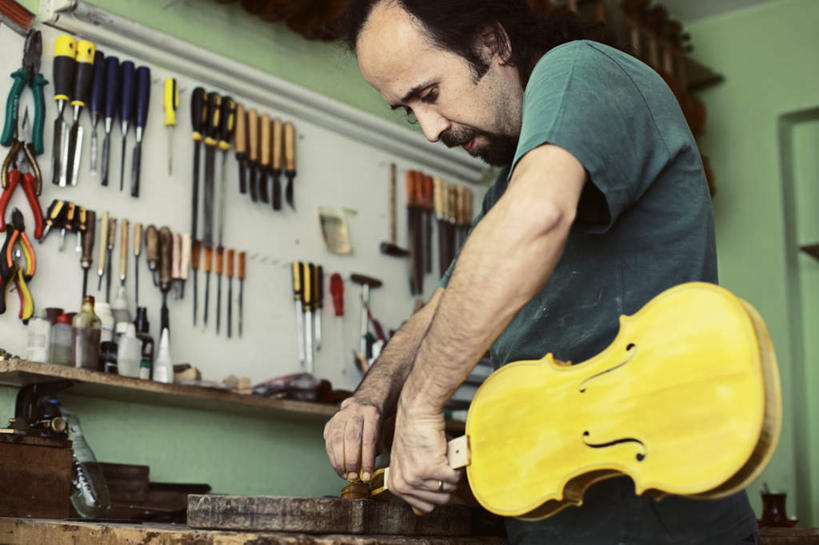 西方人,手,一个人,站,横图,室内,白天,仰视,欧洲,欧洲人,仅一个男性,仅一个人,仅一个中年男性,握,制作,阴影,服装,透明,反射,工具,影子,墙,乐器,弦乐器,小提琴,辉煌,拿,拿着,注视,休闲装,墙壁,墙面,衣服,黄色,观察,看,站着,休闲,健康,手部,休闲服,握着,服饰,活泼,观看,希望,修理,暖色,察看,关注,弓拉弦乐器,弓拉弦鸣乐器,光辉,光明,功名,轻快,男人,男性,中年男性,白种人,站立,半身,彩图,低角度拍摄