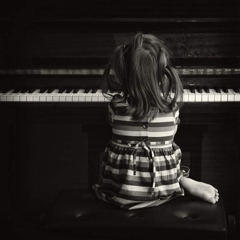 西方人,儿童,一个人,坐,方图,室内,白天,裙子,纯洁,键盘,椅子,欧洲,欧洲人,仅一个女性,仅一个人,阴影,连衣裙,反射,影子,钢琴,木椅,乐器,注视,小孩,背面,观察,看,仅一个小孩,可爱,童年,童趣,弹琴,观看,察看,键盘乐器,关注,童真,烂漫,无邪,天真,女孩,女人,女性,白种人,孩子,坐着,半身,彩图,女生