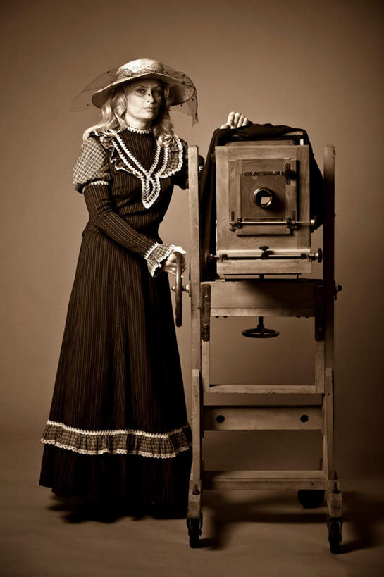 西方人,手,一个人,站,举,竖图,黑白,室内,白天,正面,裙子,帽子,相机,欧洲,欧洲人,仅一个年轻女性,仅一个女性,仅一个人,阴影,连衣裙,反射,影子,墙,古典,注视,墙壁,墙面,拍照,数码相机,遮阳帽,观察,看,托,站着,手部,摄影,观看,一台,察看,关注,经典,双反相机,双反,双镜头反光相机,年轻女性,女人,女性,白种人,照相机,举起,举手,举着,向上举,向上伸,向上托,站立,半身,照相