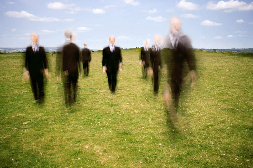 西方人,商务人士,商务男性,站,横图,室外,白天,正面,衬衫,草地,草坪,美景,植物,欧洲,欧洲人,阴影,套装,朦胧,模糊,光线,影子,景观,云,云朵,许多人,云彩,草,蓝色,绿色,白云,蓝天,天空,阳光,自然,天,站着,一群人,景色,晴朗,连续,自然风光,商务装,工薪阶层,持续,继续,接连,陆续,延续,一连,男人,男性,年轻男性,年轻女性,女人,女性,白种人,白领,上班族,晴空,站立,彩图,全身,衬衣