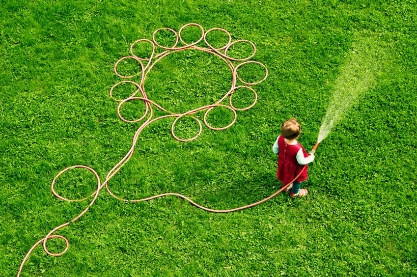 西方人,儿童,一个人,站,横图,俯视,室外,白天,纯洁,草地,草坪,水,植物,欧洲,欧洲人,仅一个女性,仅一个人,握,阴影,盛开,光线,液体,影子,水滴,拿,拿着,水管,草,花,花瓣,花朵,花卉,鲜花,一朵,小孩,红色,绿色,阳光,花蕊,站着,仅一个小孩,可爱,童年,童趣,握着,童真,烂漫,无邪,喷溅,天真,女孩,女人,女性,白种人,孩子,站立,彩图,高角度拍摄,全身,女生