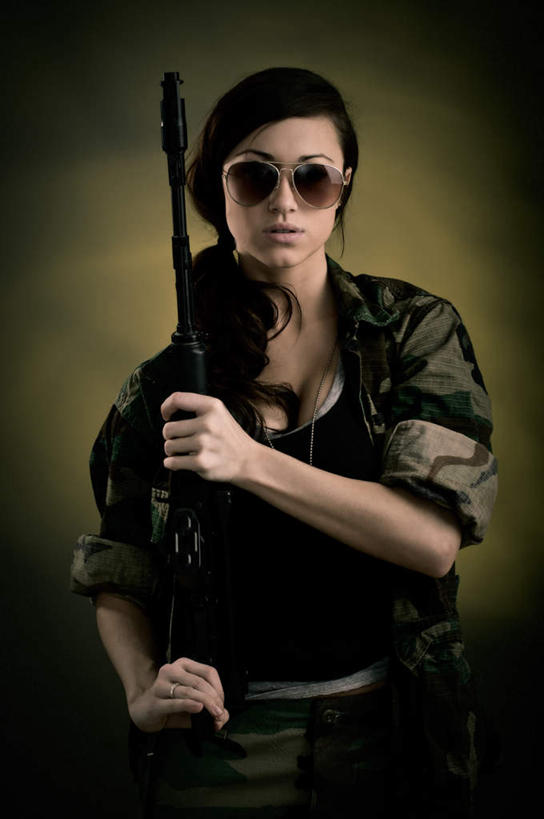 西方人,一个人,站,竖图,室内,白天,正面,制服,欧洲,欧洲人,仅一个年轻女性,仅一个女性,仅一个人,绿色背景,墨镜,枪支,眼镜,衣服,太阳镜,太阳眼镜,站着,遮阳镜,摄影,影棚,军人,军装,军服,年轻女性,女人,女性,白种人,站立,半身,彩图,影棚拍摄,拍摄