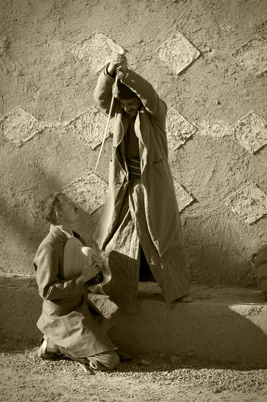 西方人,两个人,跪,竖图,室内,白天,正面,欧洲,欧洲人,吊挂,悬挂,灰色背景,服装,墙,挂,注视,休闲装,墙壁,墙面,衣服,观察,看,休闲,休闲服,摄影,服饰,影棚,观看,察看,恐怖,关注,惧怕,谋杀,惊骇,恐惊,绞刑,恐惧,男人,男性,年轻男性,白种人,跪着,抬头,仰头,彩图,全身,影棚拍摄,拍摄