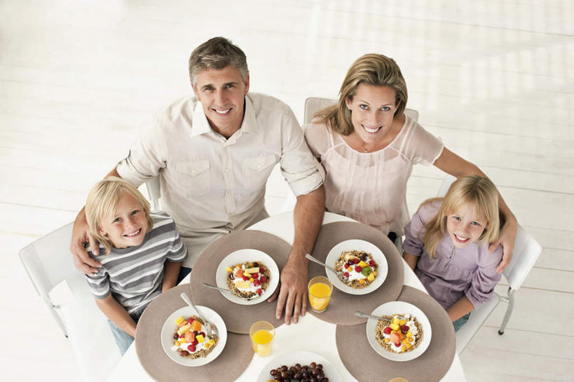 西方人,儿童,家庭,夫妻,母亲,父亲,女儿,儿子,坐,笑,微笑,露齿笑,横图,俯视,室内,白天,爱情,纯洁,餐桌,桌子,椅子,欧洲,欧洲人,服装,液体,浪漫,注视,休闲装,饮料,小孩,衣服,观察,看,休闲,温暖,温馨,父女,父子,母女,母子,一家人,休闲服,恩爱,父爱,可爱,母爱,童年,童趣,恋人,服饰,餐台,观看,和睦,察看,关注,橘子汁,童真,烂漫,无邪,天真,男孩,男人,男性,年轻男性,年轻女性,女孩,女人,女性,白种人,孩子,年轻人,夫妇,情侣,抬头,仰头,坐着,半身,彩图,高角度拍摄,伴侣,融洽,男生,女生