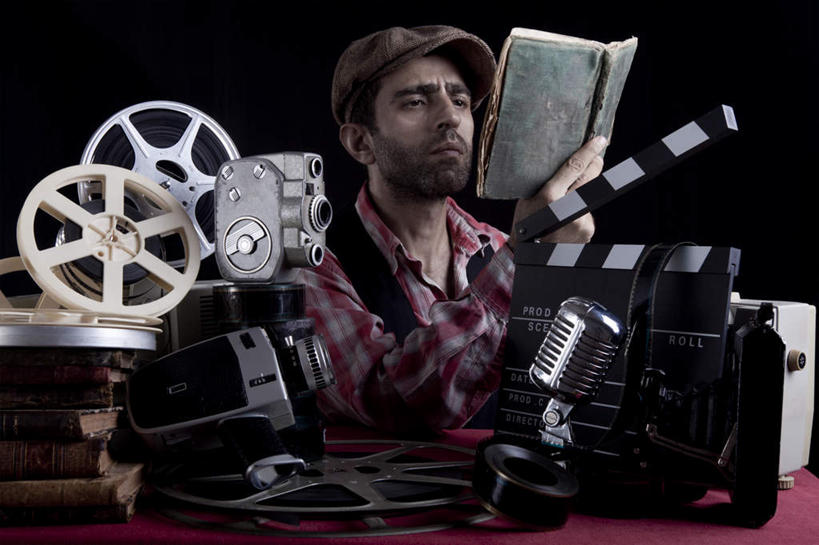 西方人,一个人,坐,横图,室内,白天,侧面,看书,阅读,书籍,欧洲,欧洲人,仅一个男性,仅一个人,仅一个中年男性,握,学习,训练,拿,拿着,话筒,书本,看,读书,浏览,握着,麦克风,练习,扩音器,传声器,演习,一部,微音器,电影胶片,电影胶片盘,胶片盘,操练,操演,实习,男人,男性,中年男性,白种人,书,图书,坐着,半身,彩图