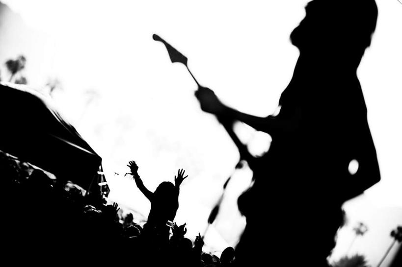 西方人,一个人,舞台,站,抱,横图,黑白,室外,白天,侧面,欧洲,欧洲人,仅一个男性,仅一个人,一把,表演,朦胧,模糊,吉他,乐器,弦乐器,背光,演奏,扮演,仅一个年轻男性,站着,抱着,演出,搂着,弹拨弦鸣乐器,逆光,吉他手,音乐人,男人,男性,年轻男性,白种人,搂,站立,半身,弹拨弦乐器