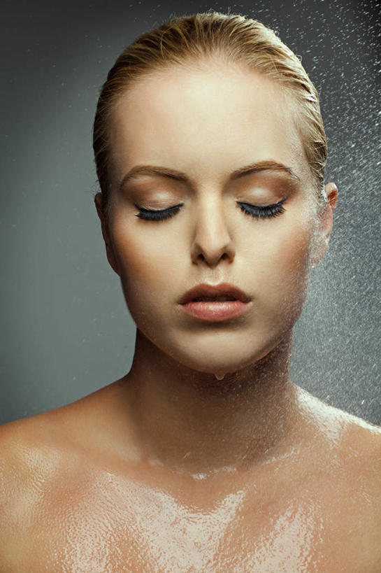 西方人,一个人,站,闭眼,竖图,室内,特写,白天,正面,欧洲,欧洲人,仅一个年轻女性,仅一个女性,仅一个人,绿色背景,裸露,站着,摄影,影棚,潮湿,暴露,湿润,袒露,尤物,年轻女性,女人,女性,白种人,闭眼睛,闭着眼,闭着眼睛,站立,半身,彩图,影棚拍摄,拍摄,佳丽,丽人,美人