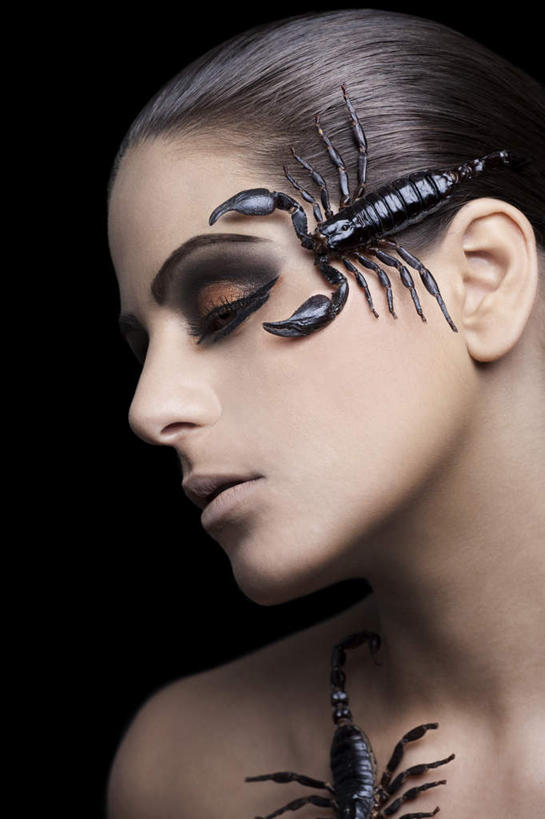 西方人,脸,头,脸颊,一个人,站,竖图,室内,特写,白天,正面,欧洲,欧洲人,仅一个年轻女性,仅一个女性,仅一个人,黑色背景,注视,裸露,动物,观察,看,站着,摄影,影棚,赤裸,观看,察看,关注,裸,节肢动物,蝎子,鞭尾蝎,节足动物,雷达蝎,年轻女性,女人,女性,白种人,头部,脸部,脸蛋,面部,站立,半身,彩图,影棚拍摄,拍摄