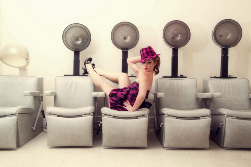 西方人,手,一个人,坐,举,横图,室内,白天,正面,高跟鞋,裙子,兴奋,热情,沙发,帽子,鞋子,欧洲,欧洲人,仅一个年轻女性,仅一个女性,仅一个人,一排,连衣裙,整齐,墙,开放,注视,礼帽,手叉腰,墙壁,墙面,排列,红色,叉腰,观察,看,托,健康,温暖,手部,奔放,活力,积极,激情,朝气,观看,暖色,发廊,吉祥,察看,生命,队列,关注,饱满,布艺沙发,烫发器,革命,热烈,赤色,充实,斗志,喜气,主动,年轻女性,女人,女性,白种人,举起,举手,举着,向上举,向上伸,向上托,坐着,彩图,全身,欢乐