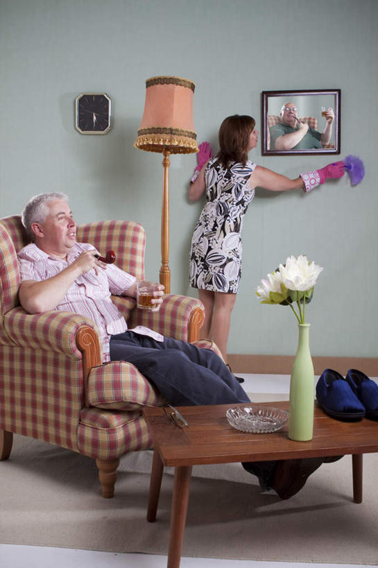 西方人,两个人,夫妻,站,竖图,室内,白天,正面,爱情,台灯,花瓶,照明,欧洲,欧洲人,盛开,木制,陶瓷,墙,灯光,陶瓷制品,浪漫,花蕾,茶几,注视,墙壁,墙面,灯,花,花瓣,花朵,鲜花,一个,白色,木制品,瓶子,灯具,花苞,花蕊,观察,看,站着,恩爱,恋人,单个,观看,照亮,察看,照明设备,关注,老年男性,老年女性,男人,男性,女人,女性,白种人,夫妇,情侣,站立,彩图,全身,伴侣