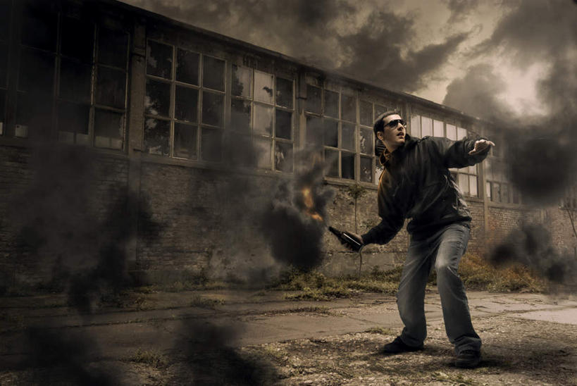 西方人,一个人,家,站,横图,室外,白天,正面,欧洲,欧洲人,仅一个男性,仅一个人,仅一个中年男性,握,围绕,房屋,屋子,烟雾,拿,拿着,注视,楼房,住宅,观察,看,站着,握着,缭绕,观看,犯罪,察看,点火,犯法,关注,着火,旋绕,萦绕,回绕,男人,男性,中年男性,白种人,站立,彩图,全身,房子