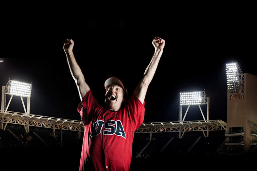 西方人,一个人,体育馆,运动场,站,举,横图,室内,夜晚,正面,锻炼,兴奋,运动,棒球,垒球,照明,欧洲,欧洲人,仅一个男性,仅一个人,服装,灯光,休闲装,体育场,灯,球,仅一个年轻男性,衣服,灯具,托,站着,休闲,休闲服,射灯,服饰,欢快,喜悦,照亮,照明设备,欢腾,运动馆,庆幸,体育,男人,男性,年轻男性,白种人,举起,举手,举着,向上举,向上伸,向上托,站立,半身,彩图,健身,高兴,欢乐,开心,愉快