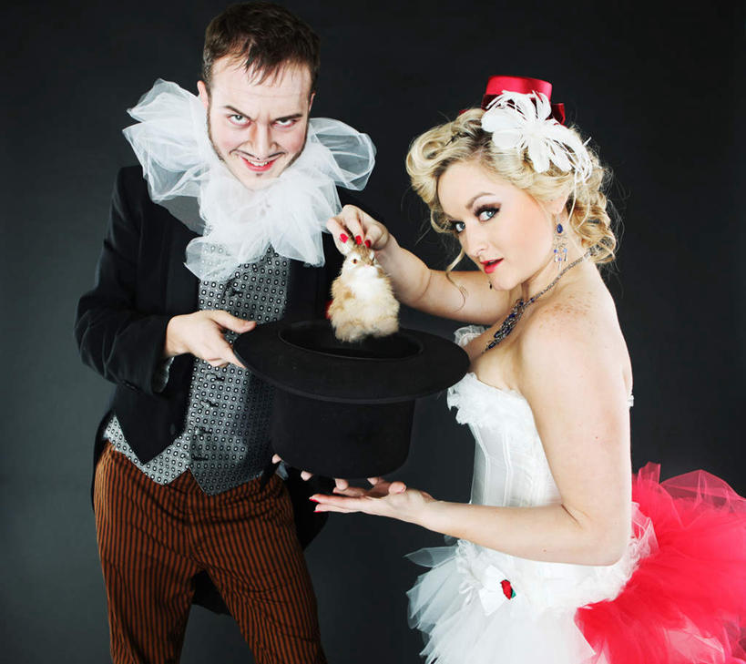 西方人,两个人,演员,电影明星,笑,微笑,露齿笑,横图,室内,白天,正面,制服,哺乳动物,帽子,欧洲,欧洲人,握,服装,兔子,拿,拿着,注视,礼帽,衣服,动物,观察,看,握着,服饰,观看,兔,察看,衣着,穿着,关注,同伴,衣饰,搭当,搭挡,搭档,男人,男性,年轻男性,年轻女性,女人,女性,白种人,影视明星,半身,彩图,礼服