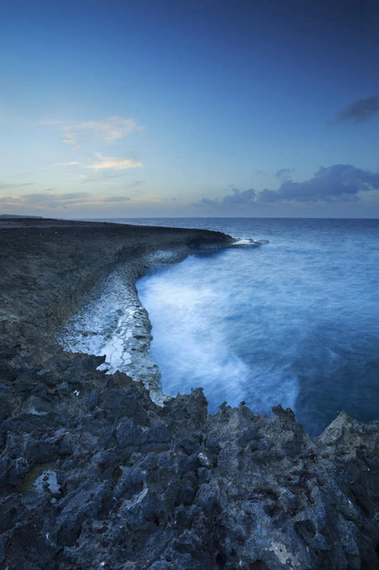无人,竖图,室外,白天,正面,旅游,度假,海浪,海洋,礁石,石头,美景,石子,景观,浪花,水平线,辽阔,海平线,娱乐,蓝色,蓝天,天空,自然,海水,天,享受,休闲,广阔,景色,放松,晴朗,一望无际,自然风光,美洲,海景,万里无云,亚美利加洲,无边无际,一马平川,加勒比,加勒比国家联盟,大海,风浪,海,海水的波动,礁,近岸浪,石块,岩石,涌浪,晴空,晴空万里,彩图,水天相接,水天一线