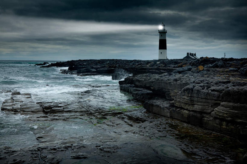 无人,横图,室外,白天,正面,旅游,度假,海浪,海洋,石头,美景,道路,爱尔兰,欧洲,一座,信息,石子,景观,浪花,云,云朵,灯塔,交通,云彩,方向,娱乐,蓝色,白云,蓝天,天空,自然,海水,天,享受,休闲,景色,放松,晴朗,引导,指引,矗立,汹涌,西欧,自然风光,耸立,海景,爱尔兰共和国,挺立,航标,澎湃,磅礴,大海,风浪,海,海水的波动,近岸浪,石块,岩石,涌浪,晴空,彩图,导航