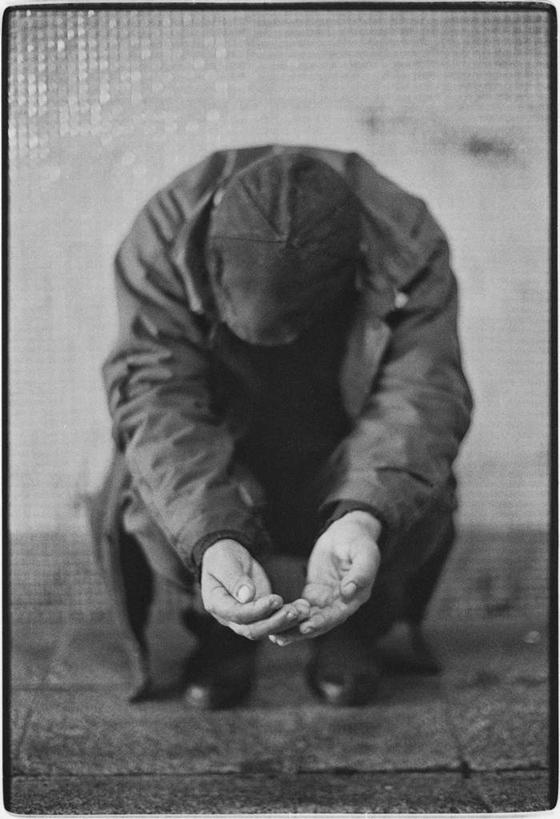 西方人,一个人,蹲,竖图,黑白,室外,白天,正面,欧洲,欧洲人,仅一个男性,仅一个人,仅一个中年男性,注视,拾荒者,观察,看,乞丐,观看,察看,关注,乞讨,叫花子,叫化子,男人,男性,中年男性,白种人,蹲着,全身