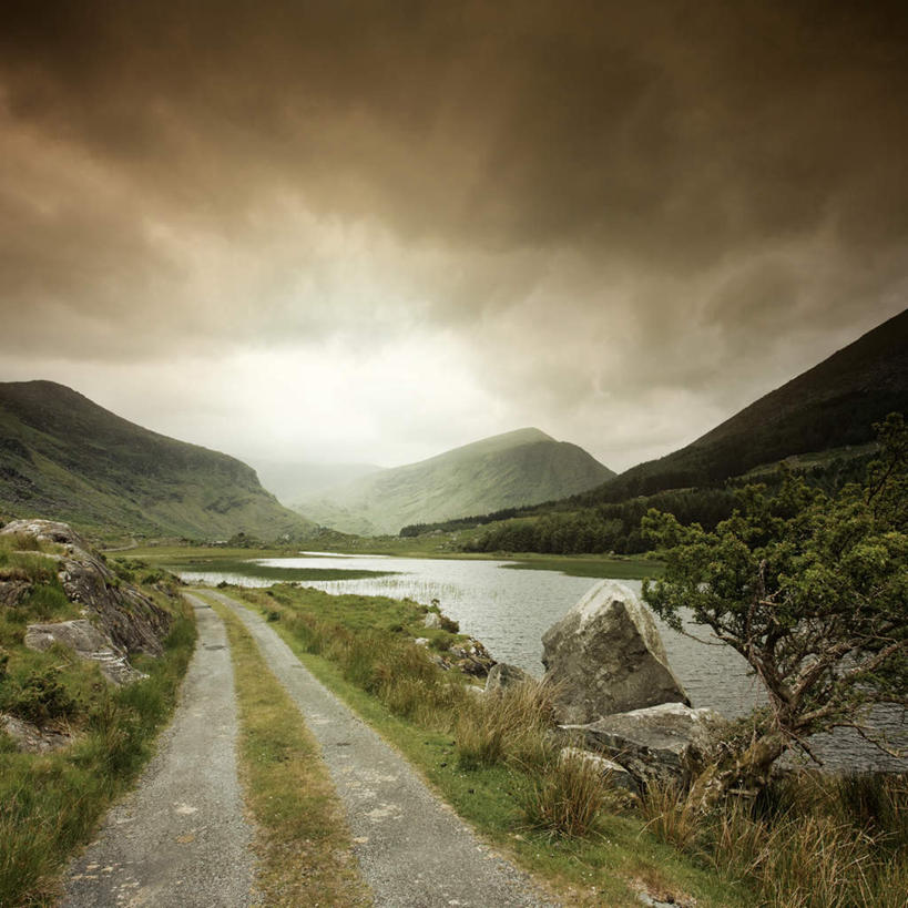 无人,方图,室外,白天,正面,旅游,度假,草地,草坪,湖,湖泊,美景,山,山脉,水,植物,爱尔兰,欧洲,朦胧,模糊,光线,光泽,湖面,景观,山峰,水流,水面,光芒,山峦,照射,娱乐,草,绿色,天空,自然,湖水,群山,天,享受,休闲,景色,放松,昏暗,西欧,自然风光,照耀,光辉,芒斯特省,爱尔兰共和国,毫光,灰暗,晦暗,映照,芒斯特,彩图