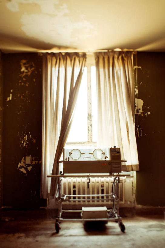 无人,医院,竖图,室内,白天,正面,机器,窗户,窗帘,落地窗,桌子,阴影,光线,影子,玻璃窗,阳光,机械,医疗机构,床上桌,懒人桌,彩图,病院,诊所