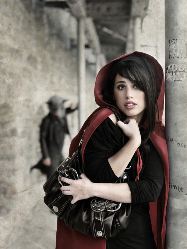 西方人,两个人,站,竖图,室外,白天,正面,狼,野生动物,欧洲,欧洲人,服装,朦胧,模糊,包,皮包,注视,休闲装,衣服,动物,观察,看,站着,休闲,休闲服,服饰,观看,单肩包,察看,关注,故事,凶猛,小红帽,妆扮,残暴,童话,凶残,男人,男性,年轻男性,年轻女性,女人,女性,白种人,灰狼,站立,半身,彩图,打扮,装扮,犬科动物