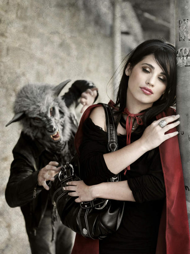 西方人,两个人,站,伸展双臂,摸,竖图,室外,白天,正面,欧洲,欧洲人,抚摸,服装,朦胧,模糊,包,皮包,注视,休闲装,衣服,观察,看,站着,休闲,休闲服,服饰,观看,单肩包,察看,关注,故事,小红帽,大灰狼,童话,男人,男性,年轻男性,年轻女性,女人,女性,白种人,敞开双臂,触摸,接触,伸开双臂,展开双肩,站立,张开手臂,张开双臂,半身,彩图