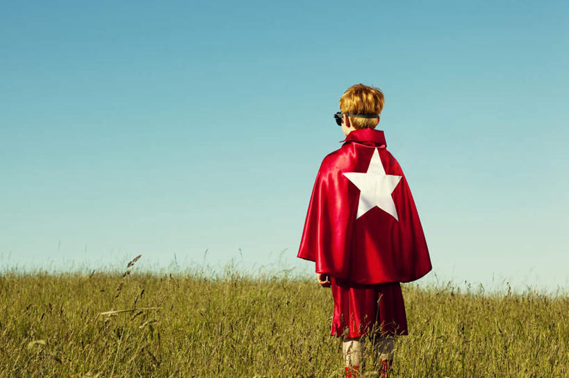 西方人,儿童,头发,一个人,站,横图,室外,白天,纯洁,草地,草坪,植物,欧洲,欧洲人,仅一个男性,仅一个人,阴影,光线,影子,注视,草,小孩,背面,蓝色,绿色,蓝天,天空,阳光,天,观察,看,站着,仅一个小孩,金色,可爱,童年,童趣,晴朗,观看,正义,察看,关注,超人,童真,烂漫,无邪,万里无云,超级英雄,英雄,超能力,公理,天真,男孩,男人,男性,白种人,孩子,晴空,晴空万里,站立,彩图,全身,男生