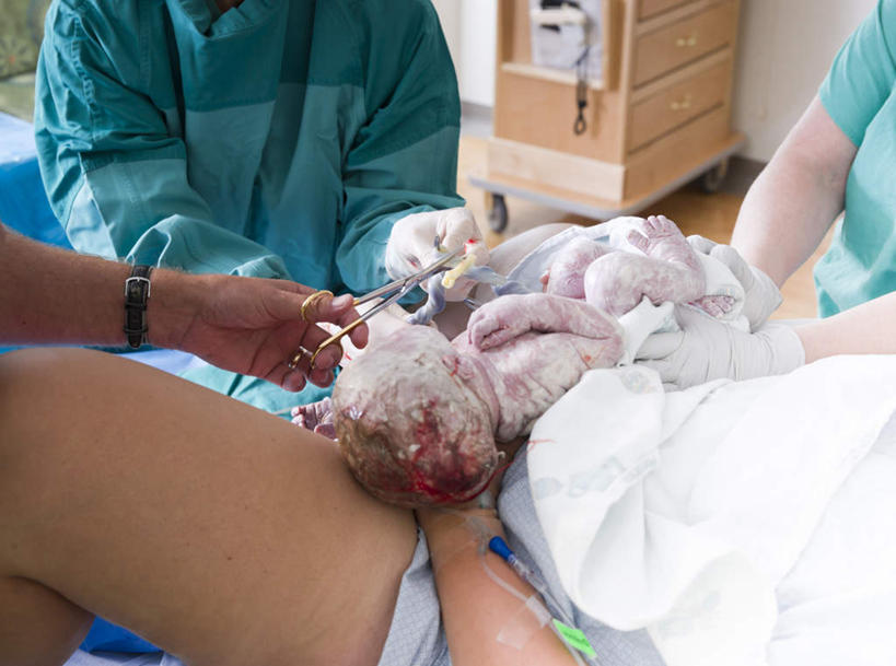 西方人,四个人,躺,横图,俯视,室内,白天,工作服,制服,地板,金属制品,欧洲,欧洲人,握,修剪,服装,金属,工具,剪刀,地面,拿,拿着,木地板,一个,衣服,握着,服饰,单个,裁剪,剪子,分娩,剪裁,切割,衣着,穿着,工作制服,衣饰,临盆,临蓐,卧着,男人,男性,女人,女性,中年男性,中年女性,白种人,躺着,卧,半身,彩图,高角度拍摄,工作套服