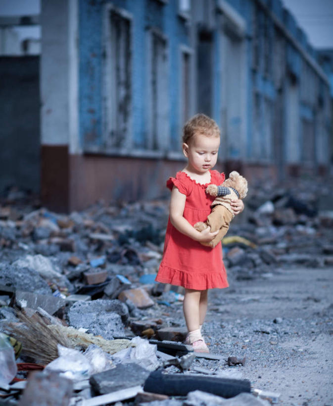 西方人,儿童,一个人,竖图,室外,白天,正面,裙子,游戏,纯洁,熊,玩具,欧洲,欧洲人,仅一个女性,仅一个人,握,阴影,连衣裙,服装,光线,玩偶,影子,墙,泰迪熊,拿,玩,拿着,休闲装,破坏,娱乐,破损,墙壁,墙面,小孩,衣服,红色,阳光,玩具熊,仅一个小孩,休闲,休闲服,可爱,童年,童趣,益智,握着,服饰,毛绒玩具,悲伤,损坏,安慰,发泄,消遣,童真,烂漫,无邪,悲哀,宣泄,罗斯福熊,悲痛,哀思,悲恸,沉痛,天真,女孩,女人,女性,白种人,孩子,玩耍,嬉戏,彩图,全身,女生