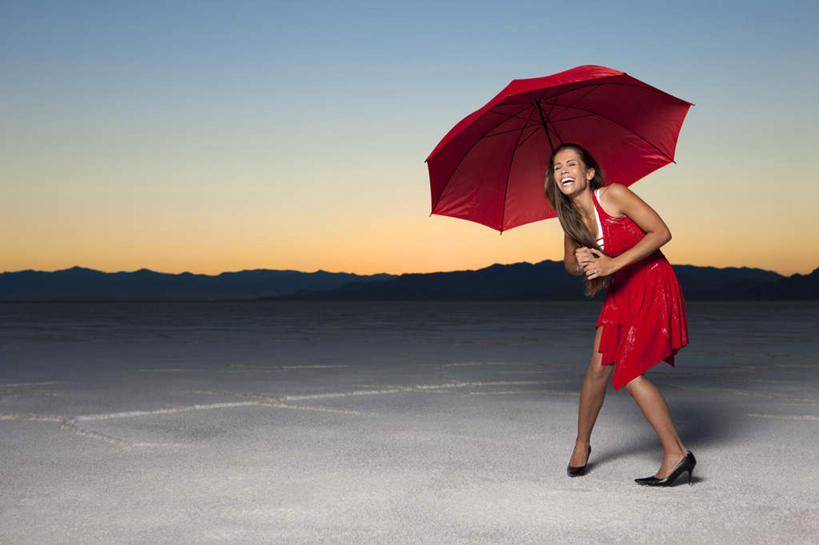 西方人,一个人,站,举,笑,微笑,露齿笑,横图,室外,白天,正面,裙子,日落,欧洲,欧洲人,仅一个年轻女性,仅一个女性,仅一个人,一把,撑开,握,连衣裙,服装,伞,雨伞,遮阳伞,晚霞,霞光,落日,拿,拿着,注视,休闲装,阳伞,衣服,红色,蓝色,蓝天,天空,黄昏,天,打开,观察,看,托,站着,休闲,休闲服,彩霞,握着,服饰,晴朗,观看,察看,开启,关注,万里无云,夕照,年轻女性,女人,女性,白种人,晴空,晴空万里,夕阳,举起,举手,举着,向上举,向上伸,向上托,站立,彩图,全身,斜阳