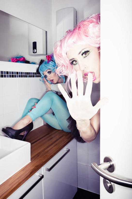 东方人,手,两个人,站,坐,举,竖图,室内,白天,正面,兴奋,热情,柜子,镜子,门,亚洲,阴影,惊讶,透明,反射,假发,影子,开放,注视,黄种人,红色,蓝色,把手,门把手,橱柜,门框,观察,看,托,站着,健康,温暖,手部,奔放,活力,积极,激情,遮,遮掩,朝气,观看,暖色,门把,吉祥,镜像,察看,掩盖,遮挡,生命,镜面,关注,热水器,演出服,饱满,遮盖,掩饰,理智,沉静,革命,热烈,赤色,充实,斗志,喜气,主动,冷色,高深,冷淡,年轻女性,女人,女性,亚洲人,举起,举手,举着,拉手,向上举,向上伸,向上托,站立,坐着,半身,彩图,欢乐