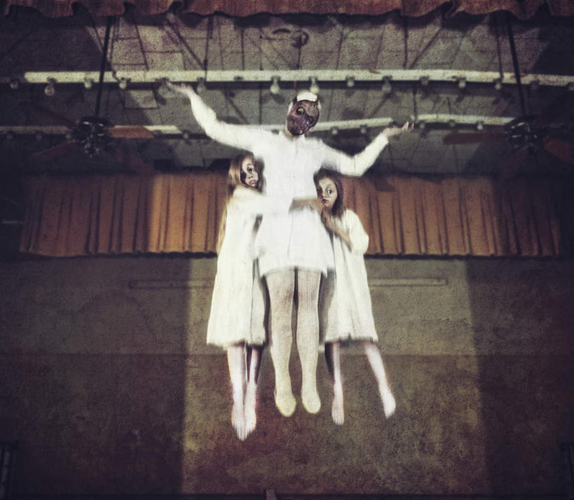 西方人,三个人,抱,横图,室内,白天,正面,欧洲,欧洲人,吊挂,悬挂,阴影,装饰,反射,面具,影子,墙,挂,墙壁,墙面,白色,牵手,护士服,抱着,华丽,修饰,点缀,卫生,搂着,恐怖,上吊,自杀,纯真,可怕,衬托,美观,雅致,雅观,洁净,可骇,光明,恬静,中间色,朴素,清白,恐惧,年轻女性,女人,女性,白种人,怀抱,搂,搂抱,相抱,拥抱,半身,彩图