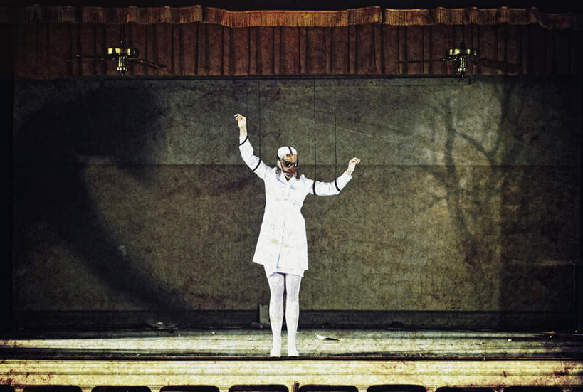 西方人,手,一个人,护士,舞台,站,举,横图,室内,白天,正面,欧洲,欧洲人,仅一个年轻女性,仅一个女性,仅一个人,阴影,装饰,反射,面具,影子,墙,注视,墙壁,墙面,观察,看,托,站着,手部,护士服,帷幕,观看,华丽,修饰,点缀,察看,白衣天使,关注,帷幔,幕布,幕帘,衬托,美观,雅致,雅观,帷幔布,年轻女性,女人,女性,白种人,举起,举手,举着,向上举,向上伸,向上托,站立,半身,彩图