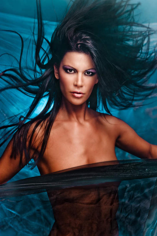 西方人,手,一个人,站,竖图,室内,白天,正面,神秘,欧洲,欧洲人,仅一个年轻女性,仅一个女性,仅一个人,握,阴影,反射,影子,拿,拿着,注视,裸露,黑色,纱巾,观察,看,站着,手部,握着,观看,严肃,察看,庄重,关注,裸,含蓄,沉静,中间色,年轻女性,女人,女性,白种人,站立,半身,彩图