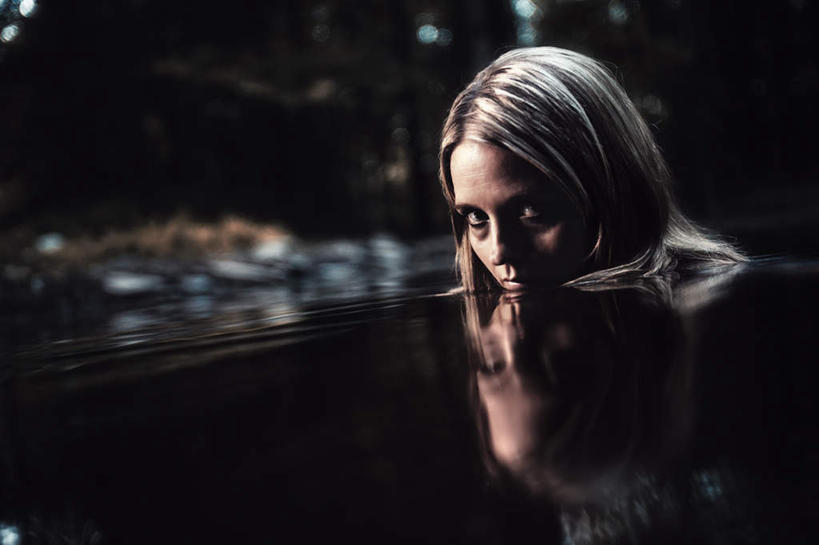 西方人,脸,头,脸颊,头发,一个人,横图,室外,夜晚,正面,湖,湖泊,水,欧洲,欧洲人,仅一个年轻女性,仅一个女性,仅一个人,湖面,水流,水面,浸没,淹没,倒影,湖水,金色,惊恐,倒映,惊慌,恐慌,惊骇,反照,年轻女性,女人,女性,白种人,头部,脸部,脸蛋,面部,半身,彩图