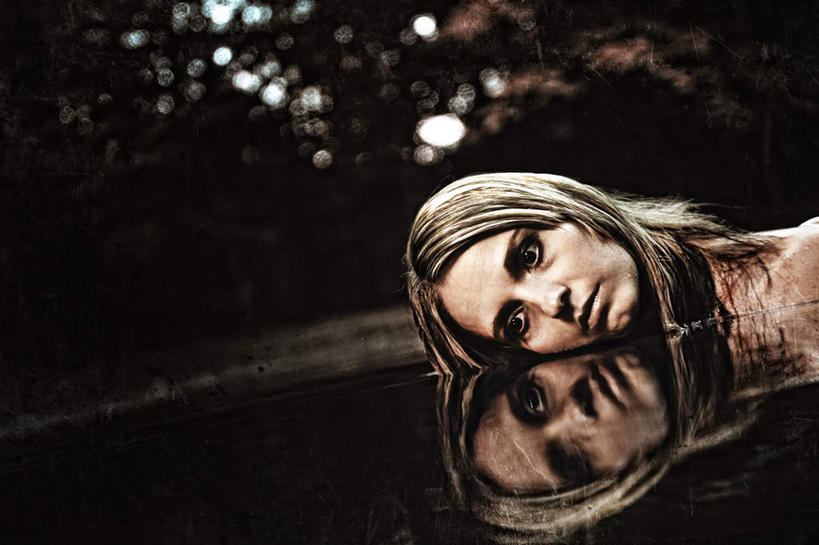 西方人,脸,头,脸颊,头发,一个人,横图,室外,夜晚,正面,湖,湖泊,水,欧洲,欧洲人,仅一个年轻女性,仅一个女性,仅一个人,湖面,水流,水面,浸没,淹没,倒影,湖水,金色,沉思,惊恐,倒映,深思,惊慌,恐慌,惊骇,反照,覃思,寻思,年轻女性,女人,女性,白种人,头部,脸部,脸蛋,面部,半身,彩图