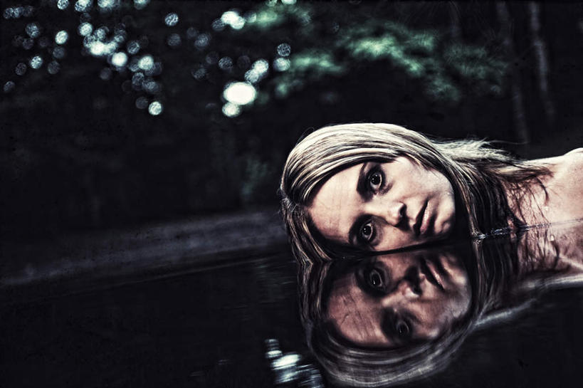 西方人,脸,头,脸颊,头发,一个人,横图,室外,夜晚,正面,湖,湖泊,水,欧洲,欧洲人,仅一个年轻女性,仅一个女性,仅一个人,湖面,水流,水面,浸没,淹没,倒影,湖水,金色,惊恐,倒映,惊慌,恐慌,惊骇,反照,年轻女性,女人,女性,白种人,头部,脸部,脸蛋,面部,半身,彩图