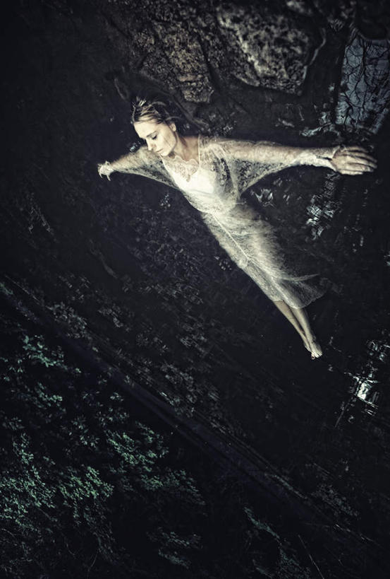 西方人,一个人,躺,闭眼,竖图,俯视,室外,夜晚,裙子,湖,湖泊,水,欧洲,欧洲人,仅一个年轻女性,仅一个女性,仅一个人,连衣裙,湖面,水流,水面,白色,湖水,沉思,深思,覃思,寻思,卧着,年轻女性,女人,女性,白种人,闭眼睛,闭着眼,闭着眼睛,躺着,卧,彩图,高角度拍摄,全身