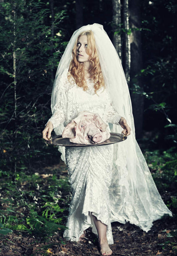 西方人,一个人,新娘,走,捧,竖图,室外,白天,正面,婚纱,婚礼,快乐,树林,植物,雾,欧洲,欧洲人,仅一个年轻女性,仅一个女性,仅一个人,朦胧,模糊,庆祝,结婚,树,树木,绿色,自然,盘子,喜庆,生长,成长,纪念,迷雾,猪头,年轻女性,女人,女性,白种人,大雾,步行,端,端着,捧着,散步,手捧,走路,彩图,全身,婚礼服,礼服,高兴