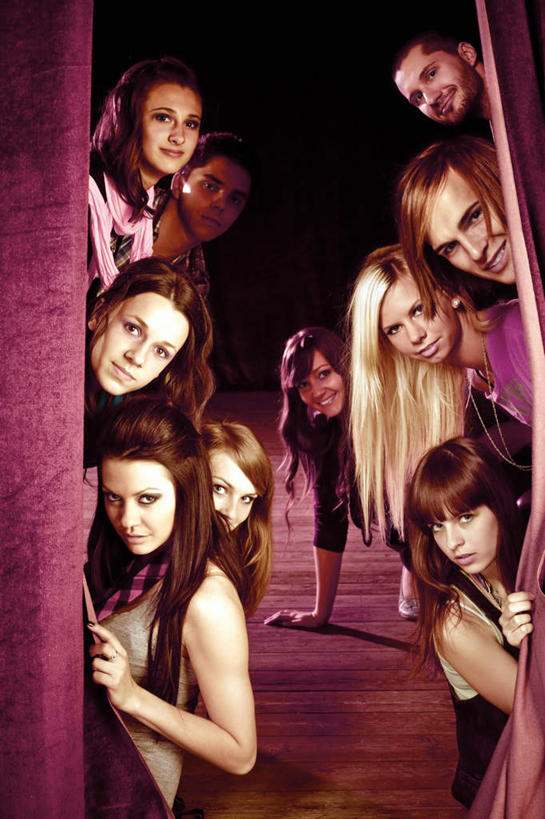 西方人,站,笑,微笑,竖图,室内,白天,正面,神秘,地板,欧洲,欧洲人,撑,阴影,光线,布幕,影子,灯光,地面,许多人,木地板,紫色,站着,一群人,遮,遮掩,掩盖,撑着,优美,遮挡,庄重,高贵,消极,遮盖,掩饰,恋慕,冷色,尤物,孤寂,男人,男性,年轻男性,年轻女性,女人,女性,白种人,站立,半身,彩图,佳丽,丽人,美人,奢华