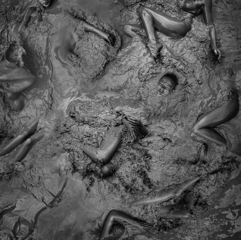 西方人,躺,横图,黑白,室内,白天,正面,化妆,美容,欧洲,欧洲人,护肤,泥土,许多人,一群人,保养,享受,放松,保健,泥人,养颜,卧着,老年男性,老年女性,男人,男性,女人,女性,白种人,躺着,卧,半身,沐浴