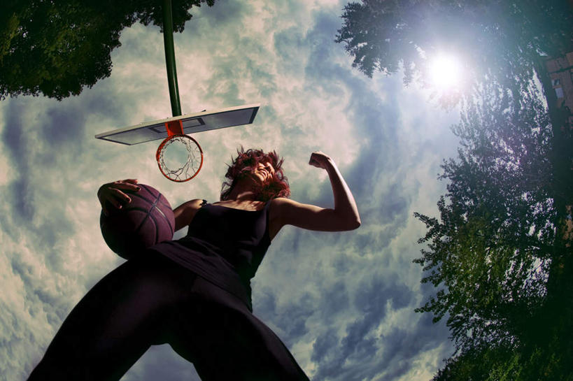 西方人,一个人,站,横图,室外,白天,仰视,裙子,篮球,太阳,植物,欧洲,欧洲人,仅一个年轻女性,仅一个女性,仅一个人,握,阴影,连衣裙,服装,光线,篮筐,影子,云,云朵,篮球装备,篮板,拿,云彩,拿着,注视,休闲装,鼓励,运动器械,树,树木,一个,衣服,蓝色,绿色,白云,蓝天,天空,阳光,自然,天,观察,加油,看,手势,握拳,站着,休闲,休闲服,健身器械,打气,握着,服饰,生长,晴朗,单个,成长,观看,察看,关注,鼓舞,健身器材,篮球运动,年轻女性,女人,女性,白种人,晴空,站立,半身,彩图,低角度拍摄,运动器材