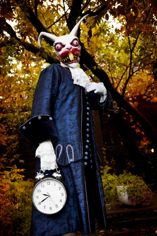 西方人,牙齿,一个人,竖图,室外,白天,仰视,树林,植物,哺乳动物,闹钟,欧洲,欧洲人,仅一个男性,仅一个人,表演,握,阴影,服装,锐利,时间,光线,兔子,时钟,影子,拿,计时,拿着,注视,树,树木,扮演,仅一个年轻男性,衣服,绿色,阳光,自然,动物,钟表,观察,看,表,握着,服饰,生长,成长,观看,兔,察看,锋利,尖锐,演出,衣着,穿着,关注,尖利,犀利,厉害,衣饰,男人,男性,年轻男性,白种人,齿,牙,牙龈,钟,半身,彩图,低角度拍摄