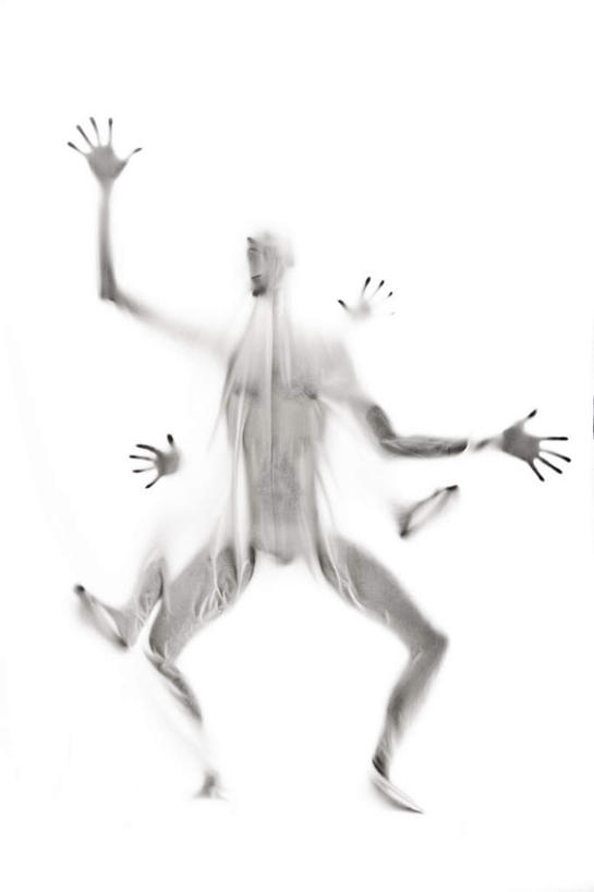 西方人,两个人,站,蹲,跳,举,竖图,室内,白天,白色背景,正面,欧洲,欧洲人,朦胧,模糊,半空,光脚,裸露,托,站着,张嘴,疼痛,赤脚,摄影,影棚,悲伤,痛苦,裸,张大嘴巴,挣扎,疾苦,苦楚,男人,男性,年轻男性,白种人,张开嘴,蹲着,举起,举手,举着,跳跃,向上举,向上伸,向上托,站立,彩图,全身,影棚拍摄,拍摄,五指张开