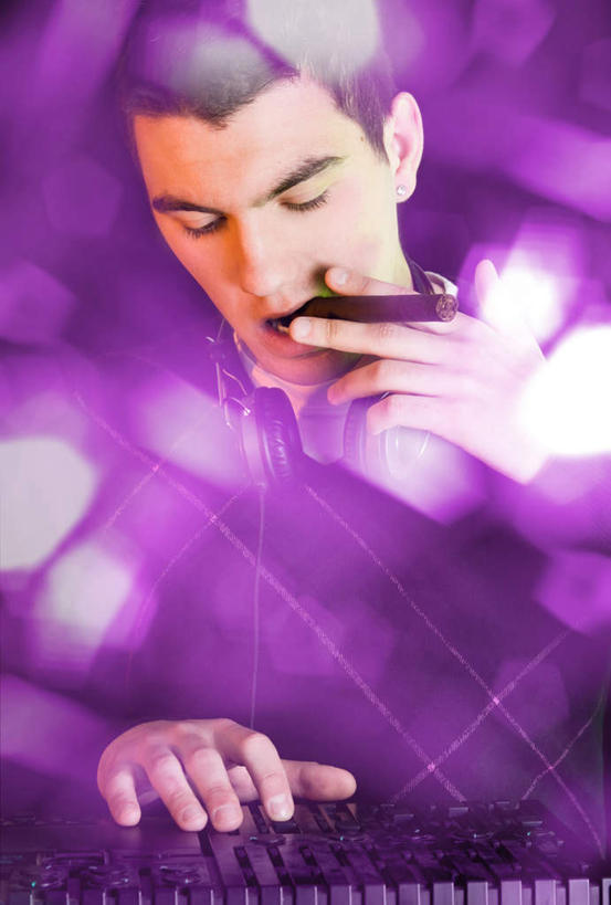 西方人,一个人,音乐家,竖图,室内,白天,正面,快乐,满意,幸福,欧洲,欧洲人,仅一个男性,仅一个人,仅一个中年男性,朦胧,模糊,音响,音乐,娱乐,光点,紫色,耳机,享受,休闲,雪茄,放松,一支,舒适,享乐,男人,男性,中年男性,白种人,乐师,演奏家,音乐工作者,作曲家,半身,彩图