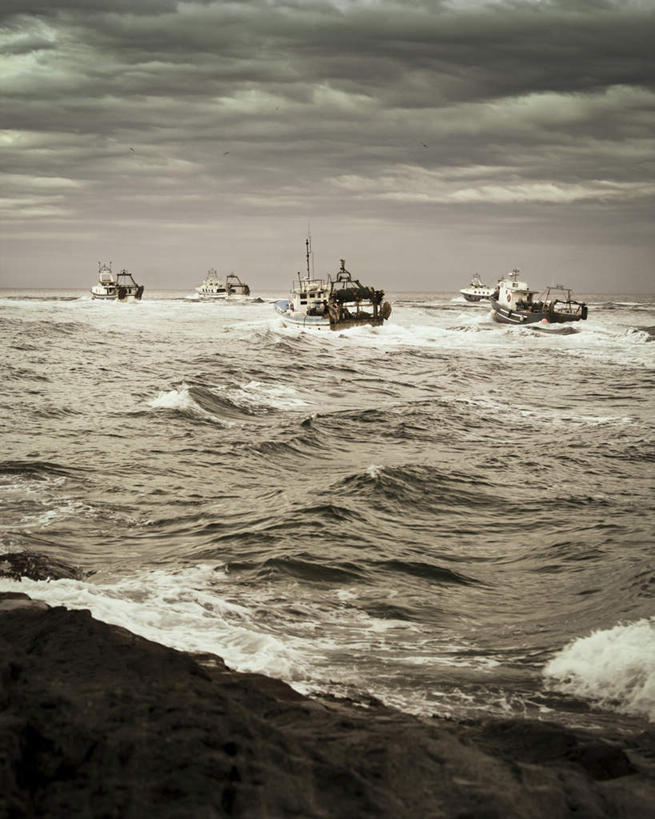 无人,竖图,黑白,室外,白天,正面,旅游,度假,海浪,海洋,美景,轮船,船,景观,浪花,水平线,辽阔,海平线,娱乐,蓝色,蓝天,天空,自然,海水,交通工具,天,享受,休闲,广阔,景色,放松,晴朗,一望无际,四艘,自然风光,载具,海景,万里无云,无边无际,一马平川,大海,风浪,海,海水的波动,近岸浪,涌浪,晴空,晴空万里,水天相接,水天一线