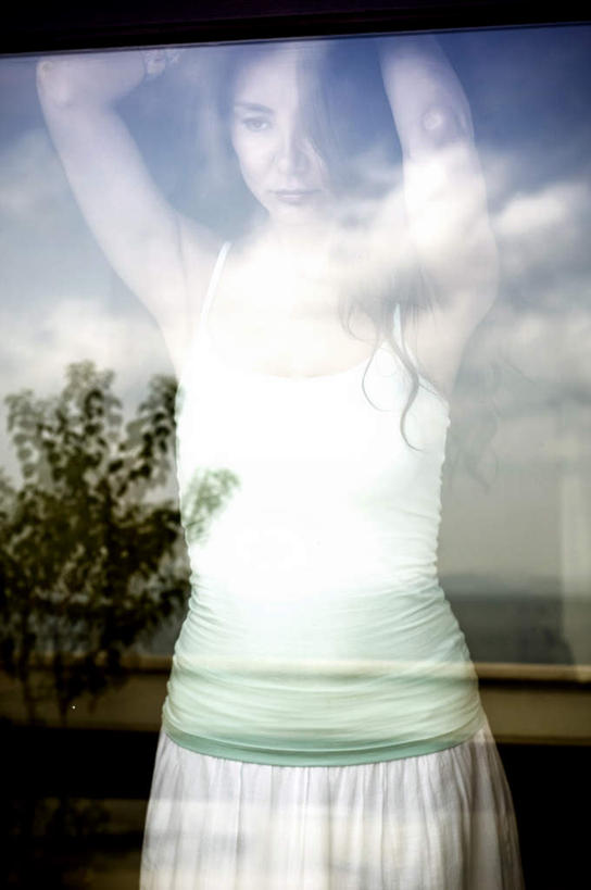 西方人,一个人,站,举,竖图,室外,白天,仰视,植物,欧洲,欧洲人,仅一个年轻女性,仅一个女性,仅一个人,云,云朵,云彩,树,树木,蓝色,绿色,白云,蓝天,天空,自然,天,托,站着,生长,晴朗,成长,幽灵,鬼魂,年轻女性,女人,女性,白种人,晴空,举起,举手,举着,向上举,向上伸,向上托,站立,半身,彩图,低角度拍摄