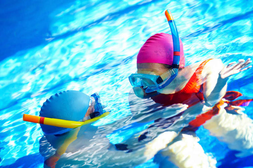 游泳,西方人,两个人,横图,室内,特写,白天,正面,锻炼,运动,欧洲,欧洲人,朦胧,模糊,潜水镜,泳镜,蛙鞋,潜水,脚蹼,呼吸管,潜水装备,面镜,浮潜,潜水运动,泅水,拍浮,体育,年轻女性,女人,女性,白种人,半身,彩图,健身