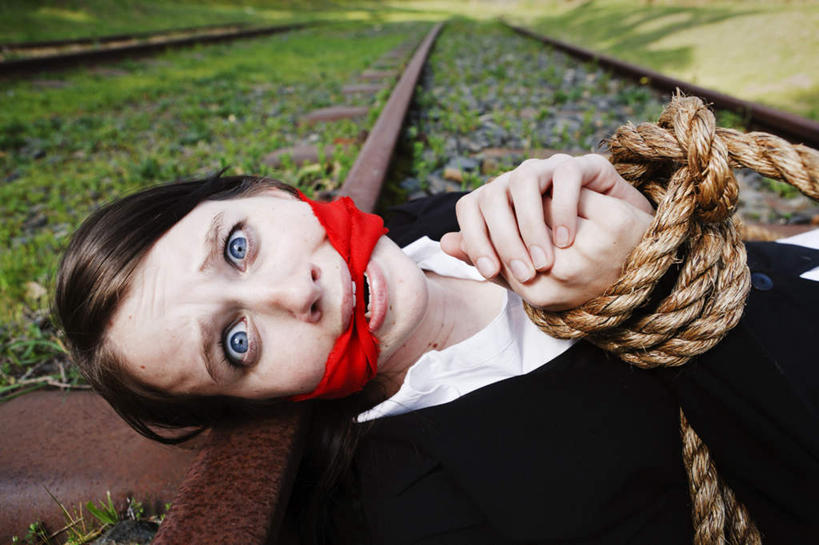 西方人,一个人,横图,俯视,室外,白天,草地,草坪,植物,路,铁路,欧洲,欧洲人,仅一个年轻女性,仅一个女性,仅一个人,轨道,交通,铁轨,草,绿色,草绳,绳子,运输,绳索,恐怖,束缚,惧怕,绑架,谋杀,约束,稻草绳,惊骇,恐惊,局促,束厄,恐惧,年轻女性,女人,女性,白种人,半身,彩图,高角度拍摄