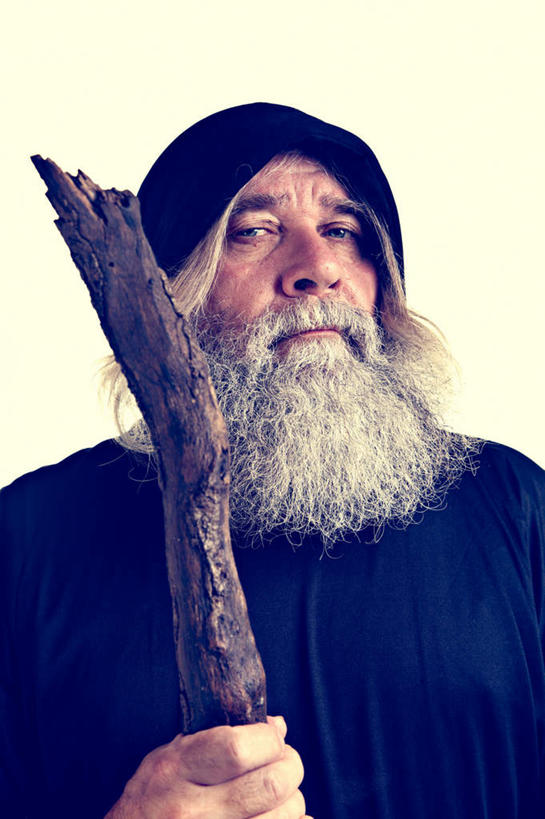 西方人,一个人,站,举,竖图,室外,白天,正面,欧洲,欧洲人,仅一个男性,仅一个人,握,节日,庆祝,拿,拿着,注视,文化,观察,看,托,站着,仅一个老年男性,庆典,万圣节,握着,观看,纪念,察看,关注,巫师,魔法师,妆扮,老年男性,男人,男性,白种人,举起,举手,举着,向上举,向上伸,向上托,站立,半身,彩图,打扮,装扮