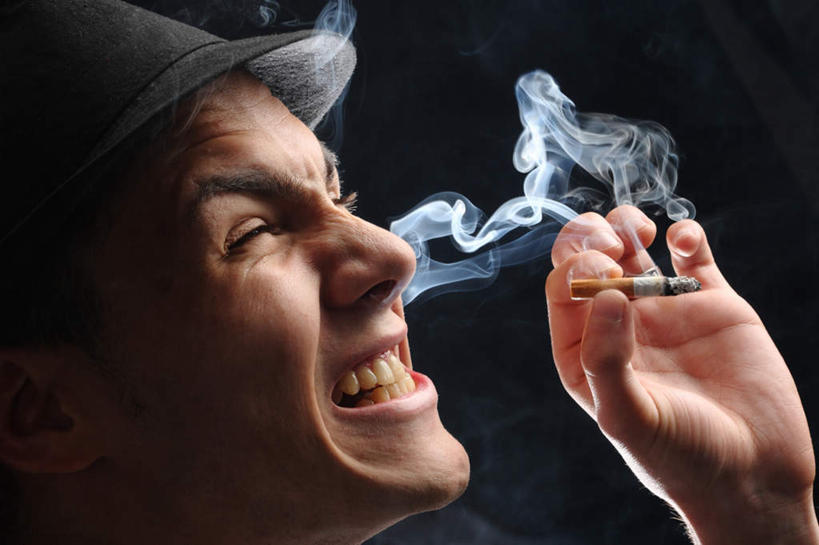 西方人,一个人,笑,吸烟,微笑,露齿笑,横图,室内,白天,侧面,香烟,帽子,欧洲,欧洲人,仅一个男性,仅一个人,夹,注视,礼帽,仅一个年轻男性,观察,看,烟,观看,察看,关注,一顶,男人,男性,年轻男性,白种人,卷烟,烟草,纸烟,抽烟,半身,彩图