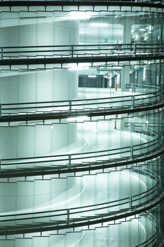 无人,停车场,竖图,室外,夜晚,正面,地板,玻璃,德国,欧洲,阴影,光线,螺旋,影子,墙,灯光,地面,木地板,墙壁,墙面,玻璃制品,幻想,西欧,梦想,德意志联邦共和国,理想,彩图,泊车场